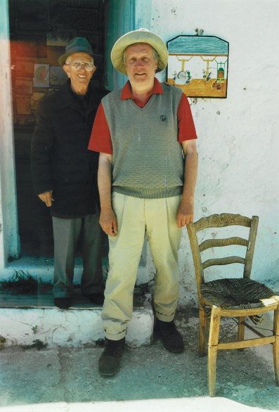 Ioannis Chapsis, Karpathos, Othos, vor dem Atelier (I. Chapsis, H. Unterlechner), Mai 2000 (1)