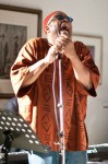 Dwight Trible & Paul Zauners Christmas All Stars, Dwight singing, Galerie Unterlechner (2)