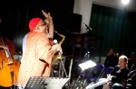 Dwight Trible & Paul Zauners Christmas All Stars, Dwight singing, Galerie Unterlechner (4)